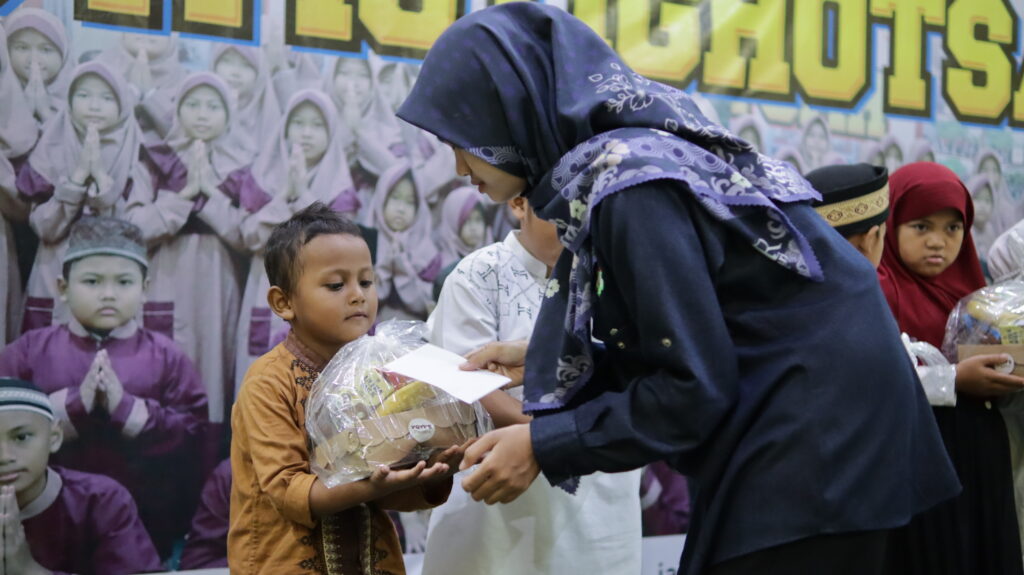 menyantuni anak yatim dan dhuafa